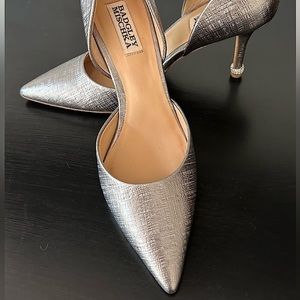 Evening pumps by Badgley Mischka Size 7.5 Silver Only worn twice